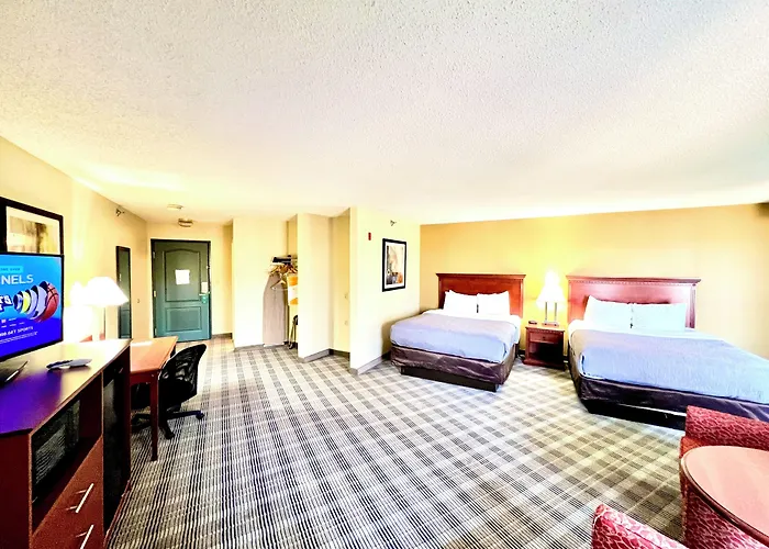 Quality Inn & Suites East Troy I-43